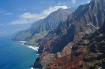 Sobrevoando a belíssima Na'Pali Coast e a trilha para a Kalalao Beach, em Kauai, no Havaí